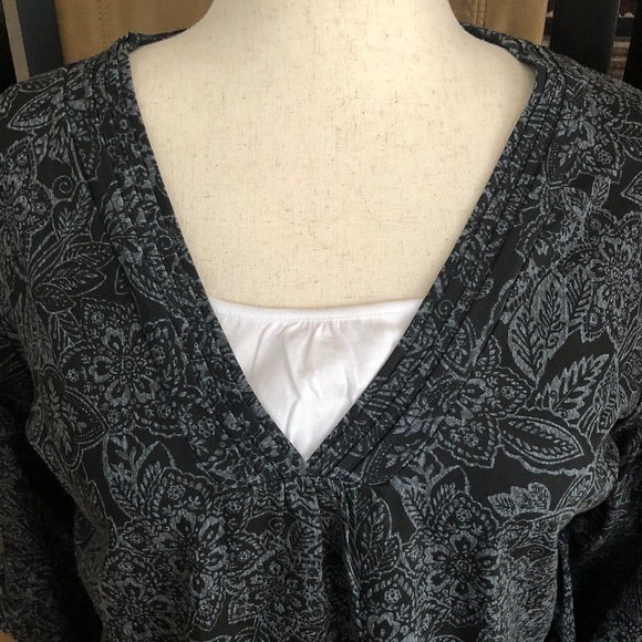 Croft&Barrow Gray Floral n Leaf on Black Pleated V-neck w White Blouse - Picture 3 of 7